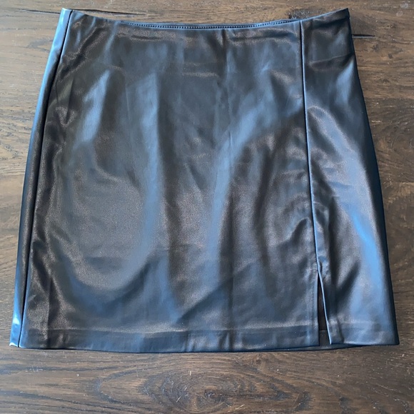 TopShop Faux Black Leather Spilt Detail Mini Skirt - Picture 4 of 10